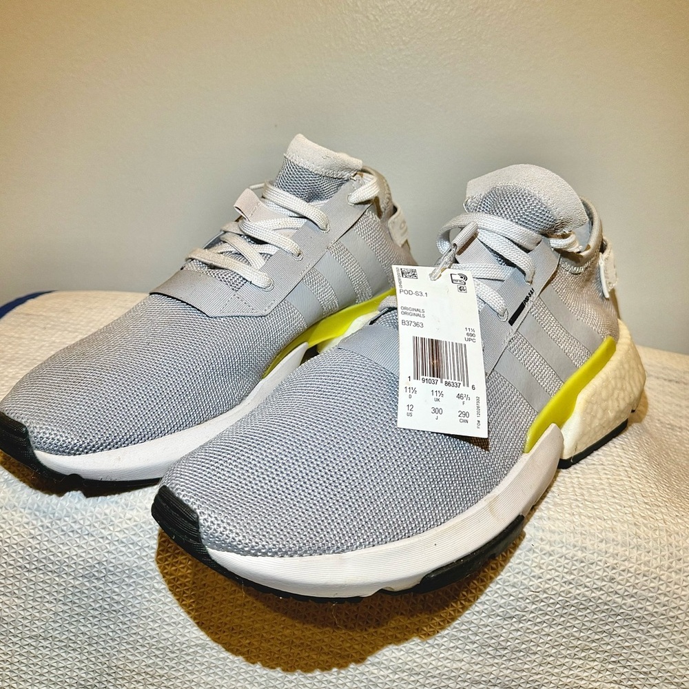 Adidas Men's Sneakers in Gray with Yellow Highlights